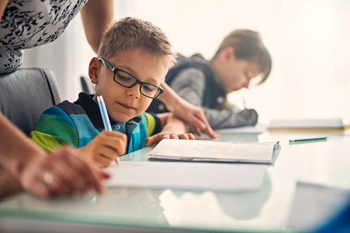 Ragazzo con gli occhiali a scuola