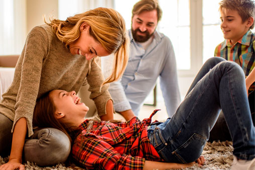 Familia feliz junto en casa