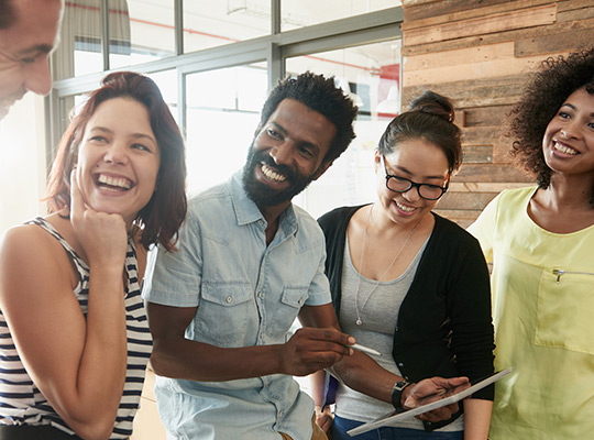 Adoptamos diversas perspectivas para garantizar que todos se sientan valorados y respetados sin importar sus antecedentes o nivel de experiencia.